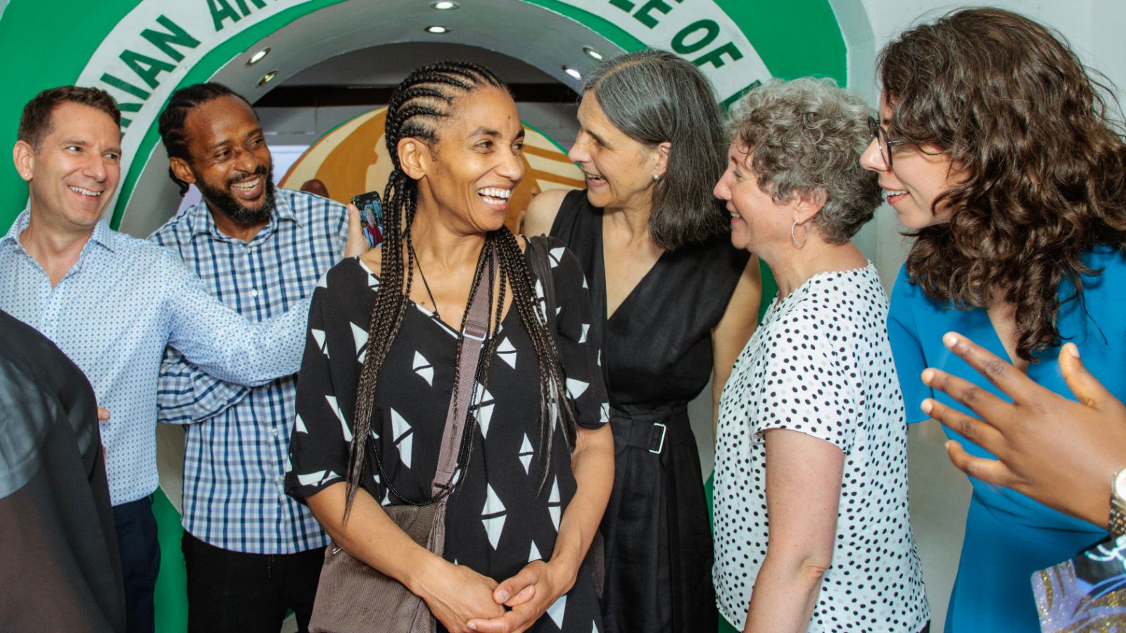 Ein freudiger Anlass für die Mitwirkenden der Benin-Initiative in der Schweiz und darüber hinaus (von links nach rechts): Alexis Malefakis (Kurator am Völkerkundemuseum der UZH), Olusegun Adeleye (Kurator am Nationalmuseum in Lagos), Carine Ayélé Durand (Direktorin, MEG), Annette Bhagwati (Direktorin des Museum Rietberg), Barbara Welter Thaler (Geschäftsführerin des Völkerkundemuseums der UZH) und Alice Hertzog (Direktorin des Völkerkundemuseums der UZH).